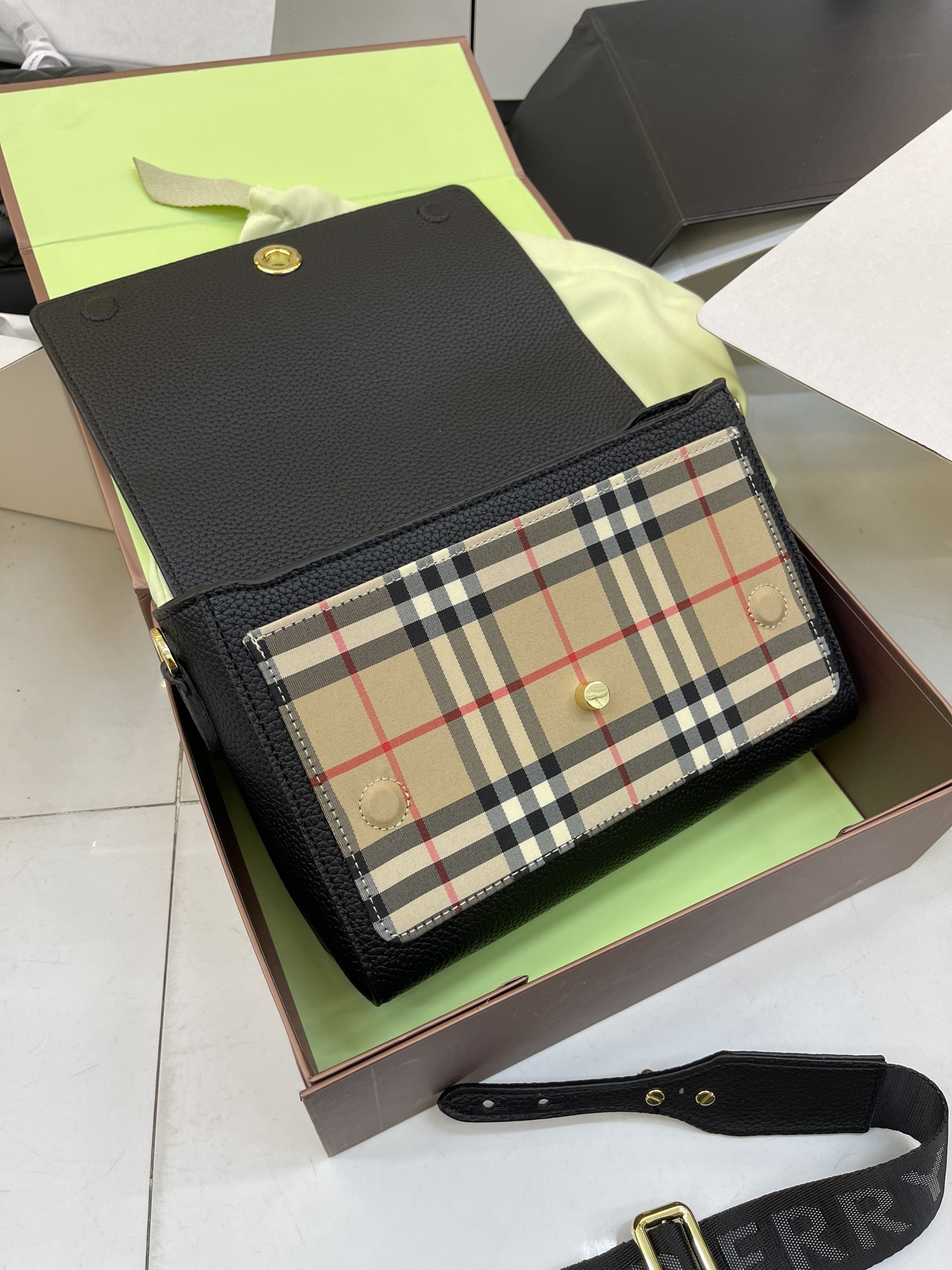Túi Xách BBR Super Leather And Vintage Check Note Crossbody Bag Black Size 25cm